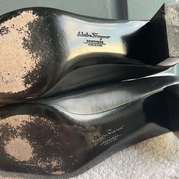 Salvatore Ferragamo Leather Bow Accents Pumps, Size 9 - Picture 4 of 5